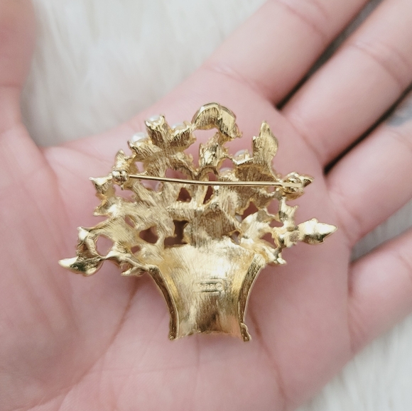 Vintage Trifari Pin Brooch - Picture 9 of 13